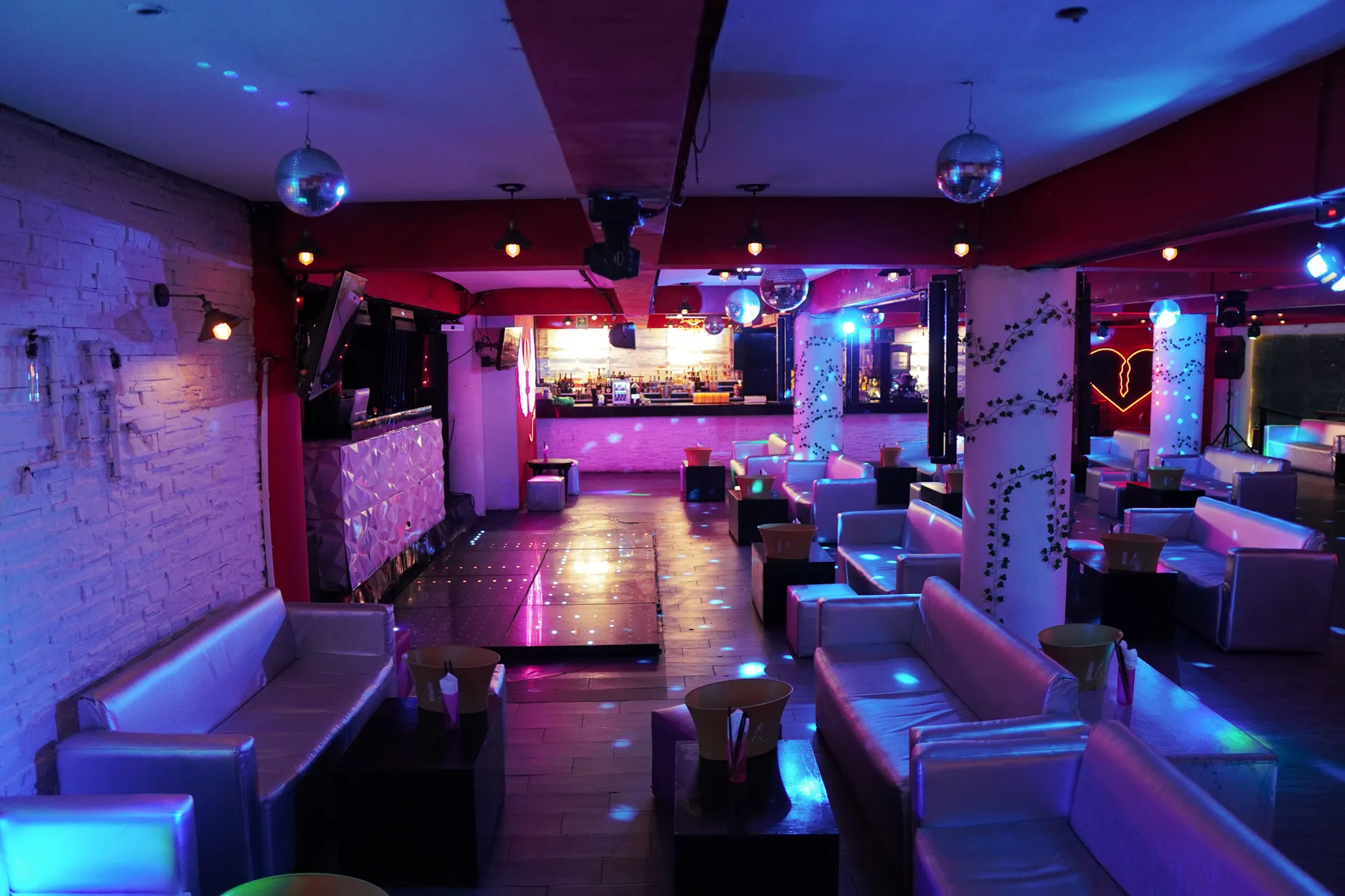 Interior de Salón Nápoles con pista LED iluminada y salas lounge, salón de eventos en la zona Nápoles CDMX